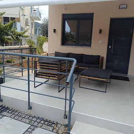 Maria 5 Minimalist Newly Built Maisonette 카토 알미리